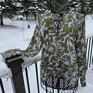 Ann Taylor V-neck popover blouse, green tropical foliage print, size M, EUC